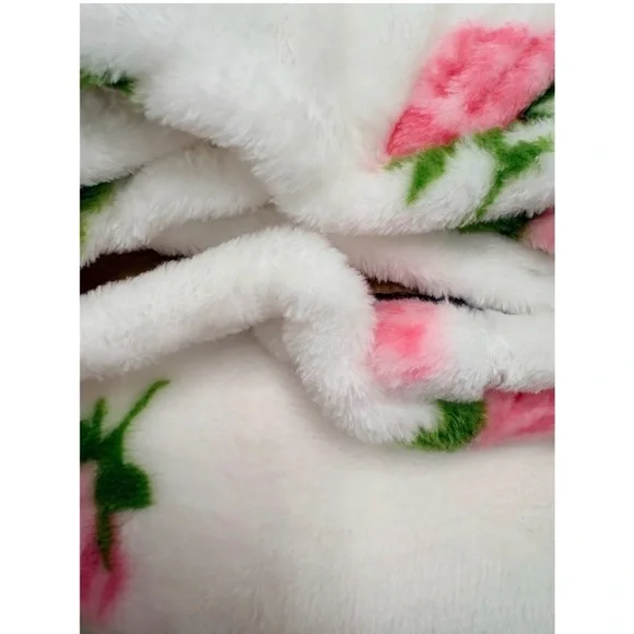 NWT Kate Spade New York Full Queen
Plush Blanket Ditsy Rose Floral Blanket - Picture 6 of 8